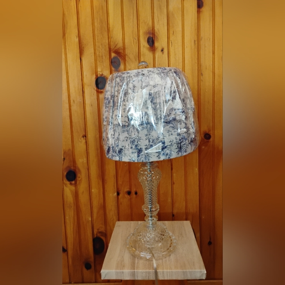 Floral Blue and White Table Lamp
